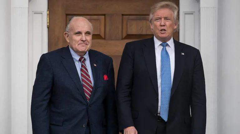 "Mi ha messo la mano sotto la gonna". Nuova accusa per Rudy Giuliani