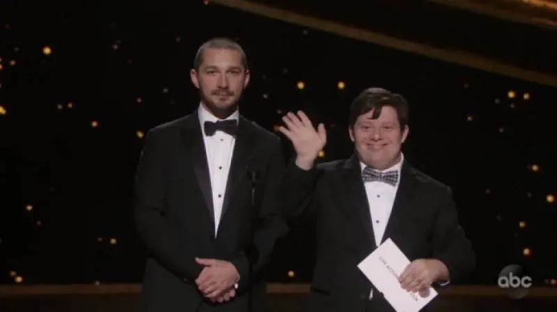 Oscar 2020, Shia LaBeouf scherza con l'attore Zack Gottsagen. Il web si infuria