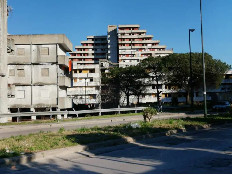 Distruggere i palazzi per combattere la criminalità giovanile?