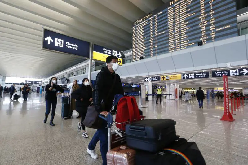 Coronavirus, turisti cinesi "intrappolati" in Italia: caos permessi soggiorno
