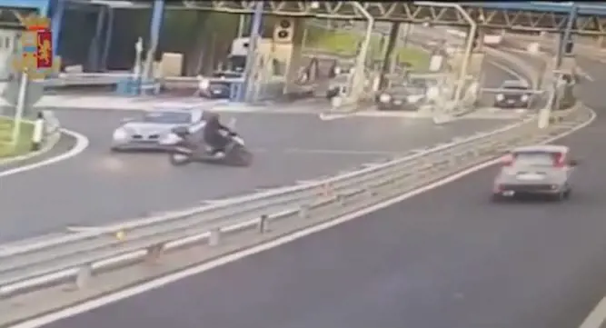 Napoli, centauro contromano sfida l'auto della polizia sfrecciando senza casco