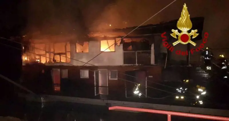 Incendio sul lungotevere, le fiamme distruggono un barcone