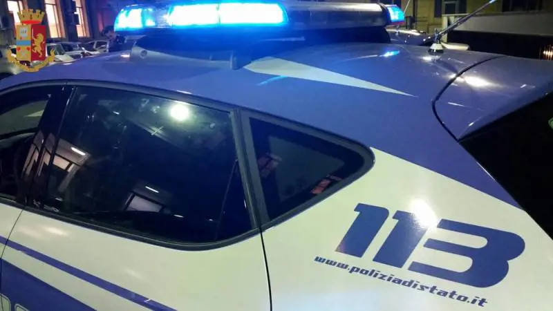 Ammazza la ex davanti alle figlie. Poi sequestra le bambine: catturato