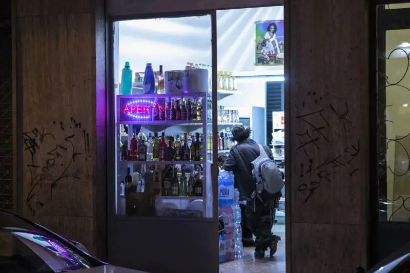 Milano, sparite tremila attività italiane. Ed è boom di negozi etnici