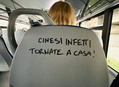 "Cinesi infetti tornate a casa": la scritta choc sul bus Cotral