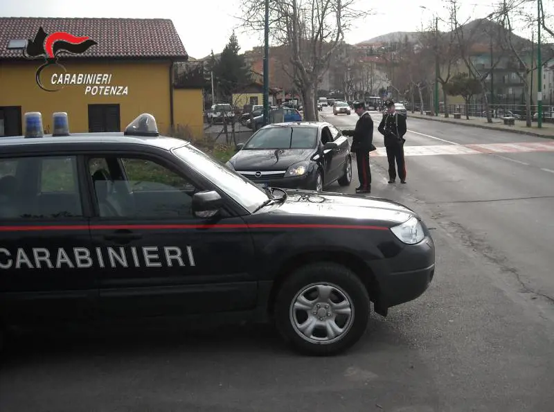 Potenza, aggredisce la fidanzata e l'amante: arrestato
