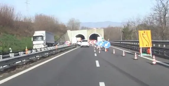 Si addormenta e scivola in strada: uomo travolto da un tir sulla Salerno-Reggio Calabria