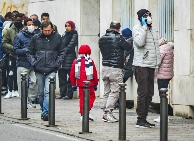 Virus, contagiati 8 minorenni. C'è il primo morto in Emilia