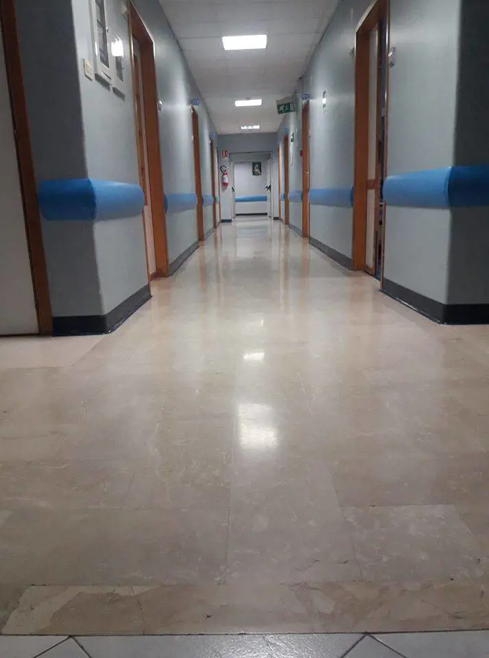 Muore in clinica dopo aver partorito il terzo figlio: indaga la polizia