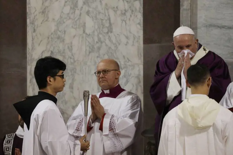 Raffreddore per il Papa. Salta incontro coi parroci