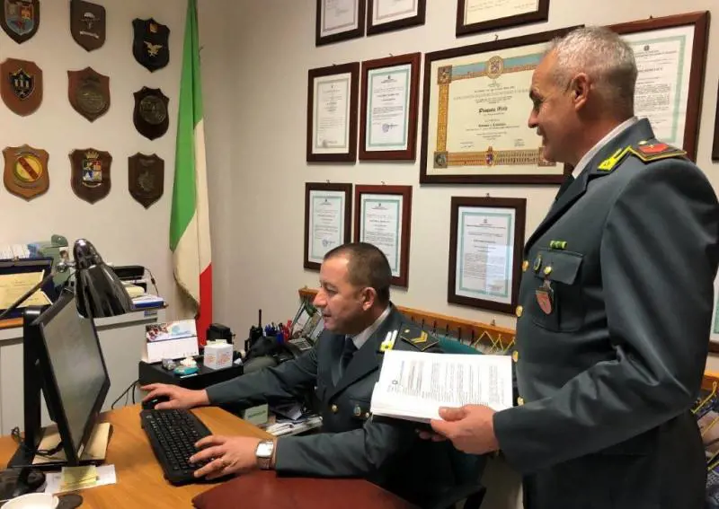 Riscuote il reddito di cittadinanza ma vive all'estero: denunciato