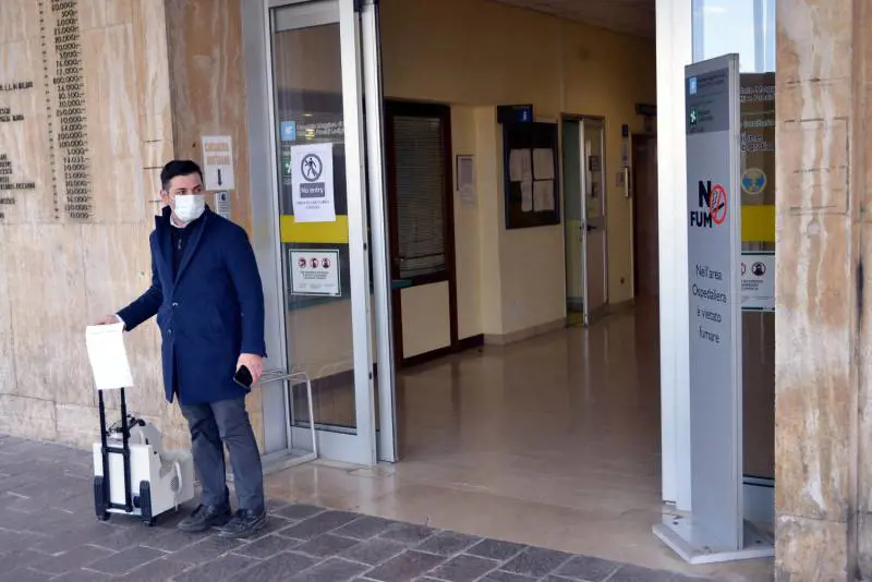 "La sanità è al collasso". La Lombardia che soffre chiama privati e militari