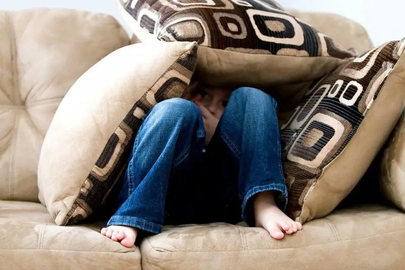 Padre dorme con la figlia e la violenta: la madre sa tutto