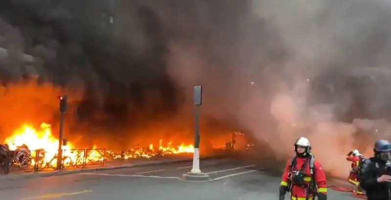 Parigi, disordini per un rapper: maxi incendio alla stazione