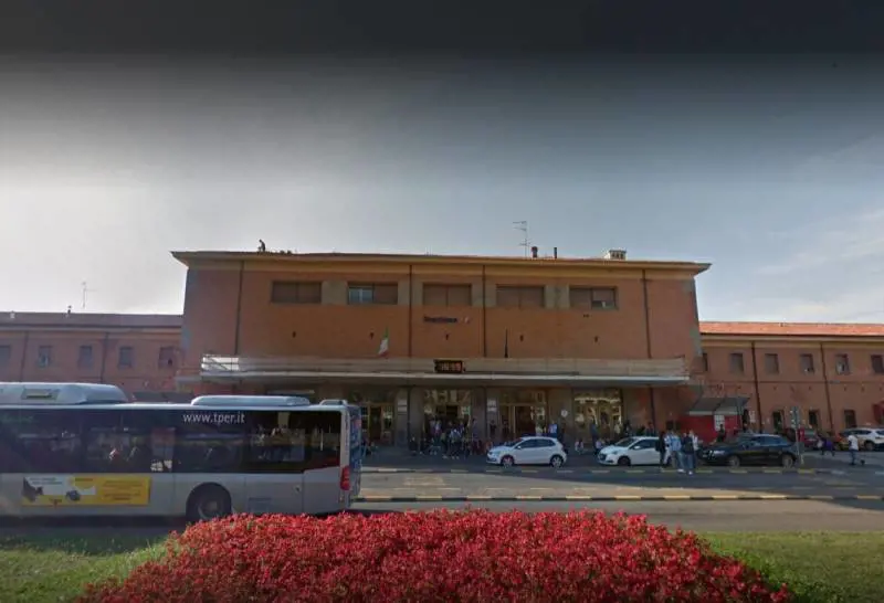 Ferrara, sputi e botte a capotreno che perde i sensi: preso magrebino
