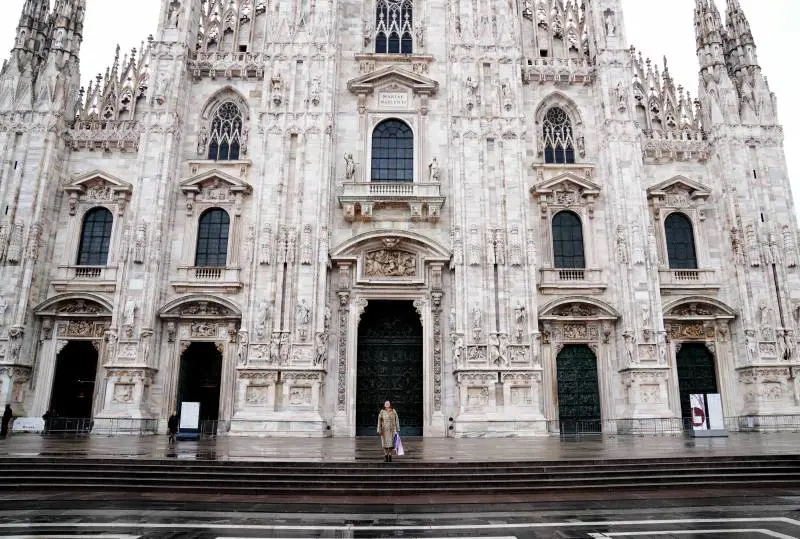 Scorte al supermercato prima del "coprifuoco". Stop ai turisti in Duomo