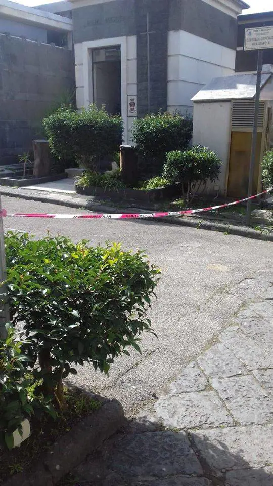 Furto al cimitero di Ercolano: rubate le porte delle cappelle gentilizie