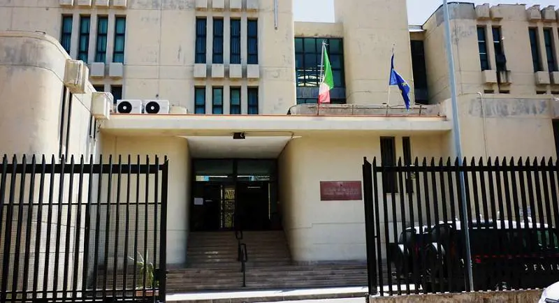 Turni da "schiavi" e soldi della paga restituiti: notaio condannato per caporalato