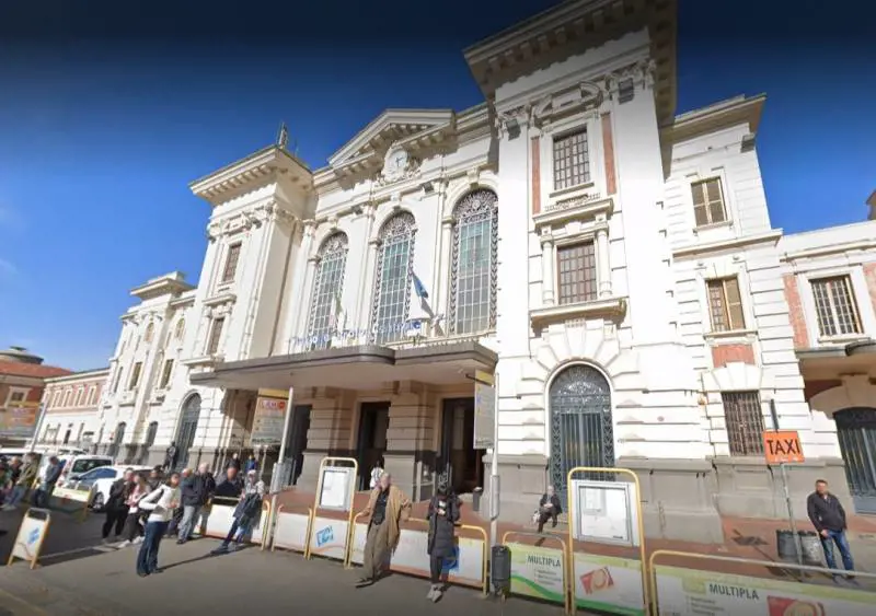Prato, nigeriano ubriaco scippa donna sul treno: era stato espulso
