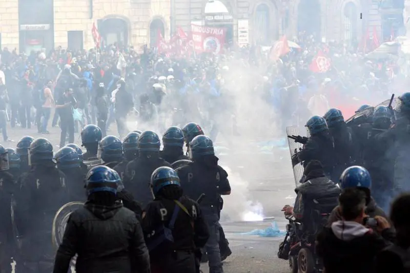 Assolto il poliziotto che calpestò manifestante: "Fu un atto involontario"
