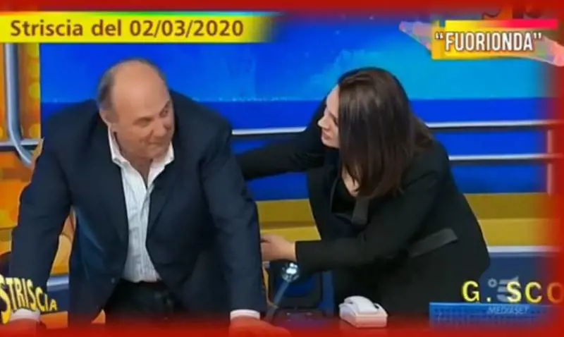 Gerry Scotti ha un "malore" a Striscia. La Manzini: "Hai un crampo al testicolo?"