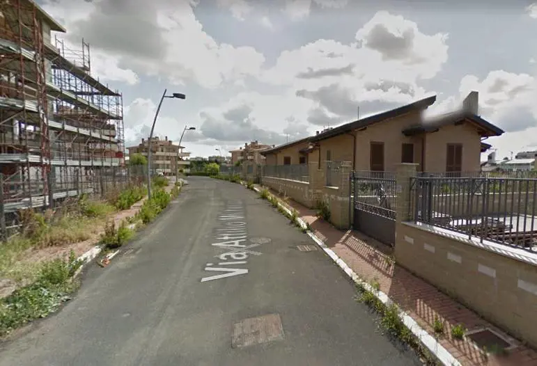 Minacciati con una pistola e rapinati del denaro al bancomat