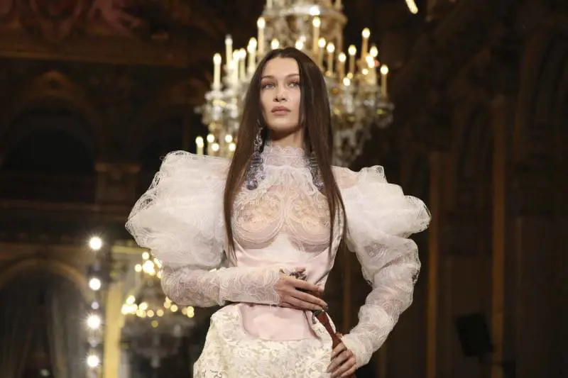  Bella Hadid senza reggiseno