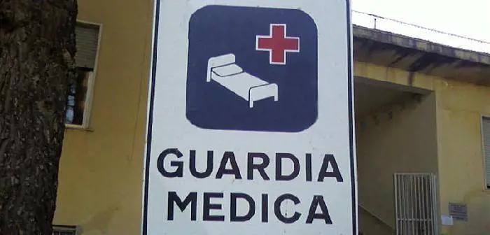 Pensa che la moglie abbia il coronavirus e aggredisce una dottoressa