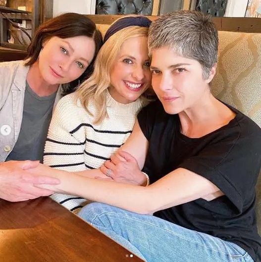 Shannen Doherty, Sarah Michelle Gellar e Selma Blair insieme sui social