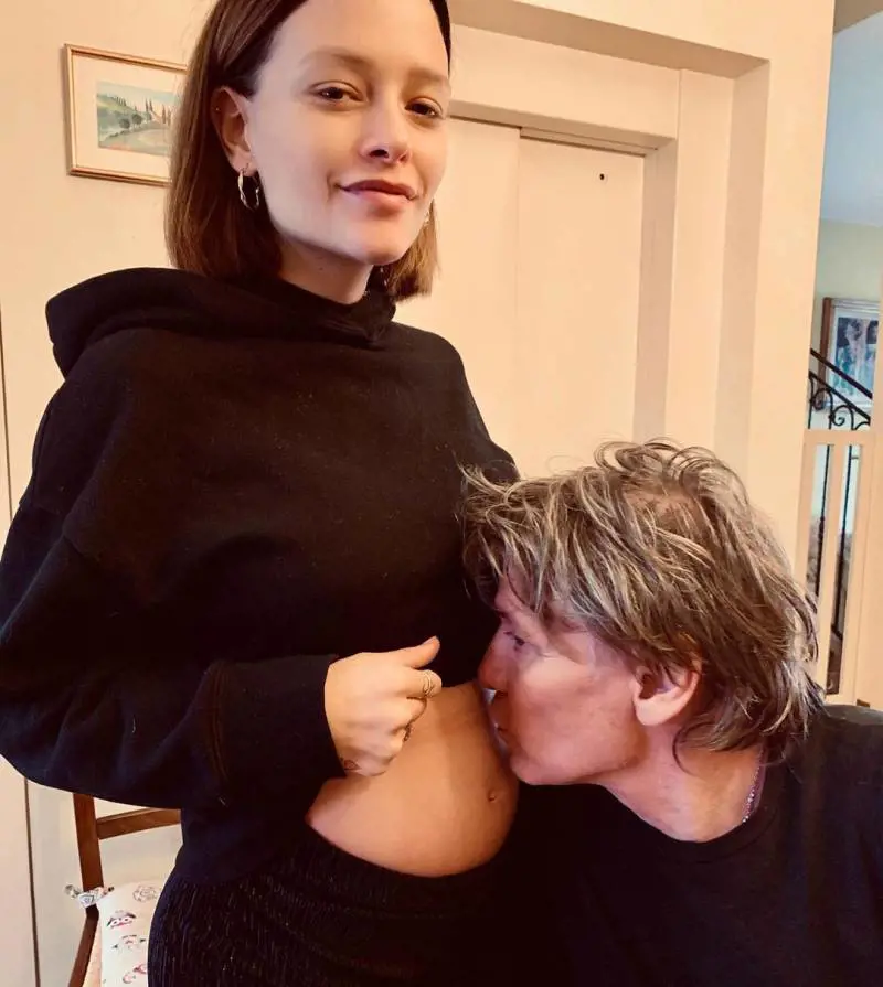 Silvia Provvedi posa incinta (quasi) senza veli