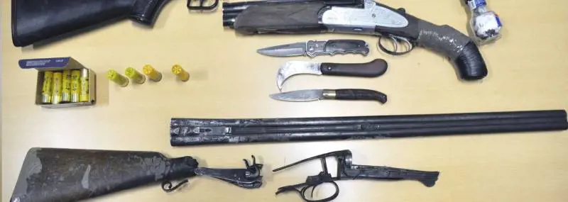 A spasso con coltelli, lupara e munizioni sotto la giacca
