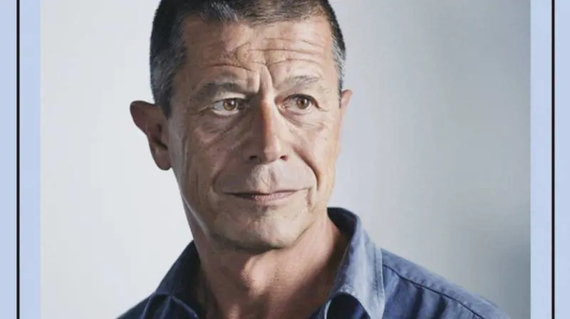 L'identità letteraria passa dall'inquietudine Carrère, un romanzo da leccarsi "I baffi"