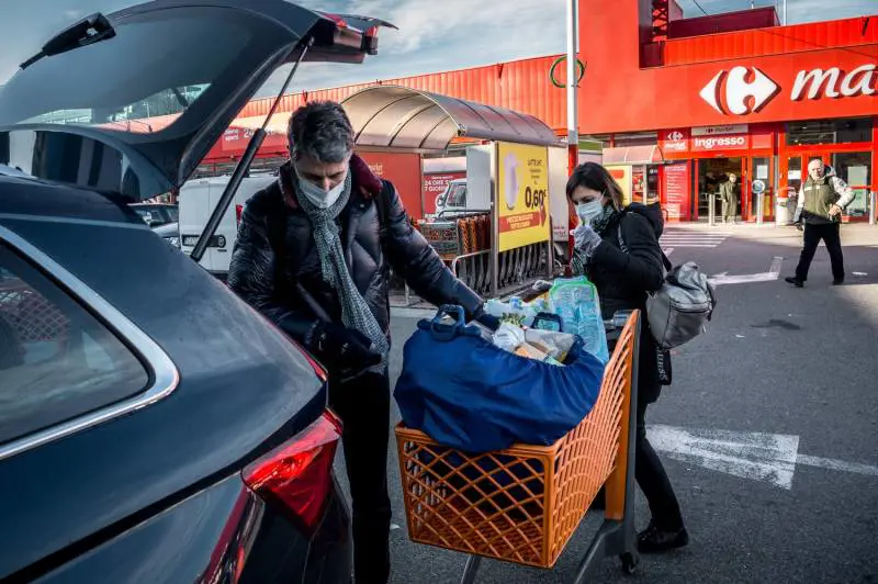 Psicosi coronavirus, ora riparte l'assalto ai supermercati