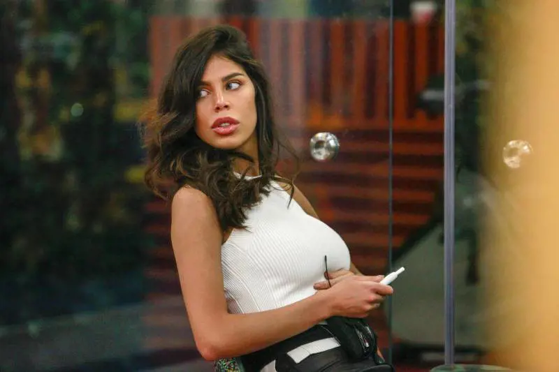 Gf Vip, ancora una lite in casa. Asia e Sara discutono per gli occhiali: "Non mettere le mani nella mia borsa"