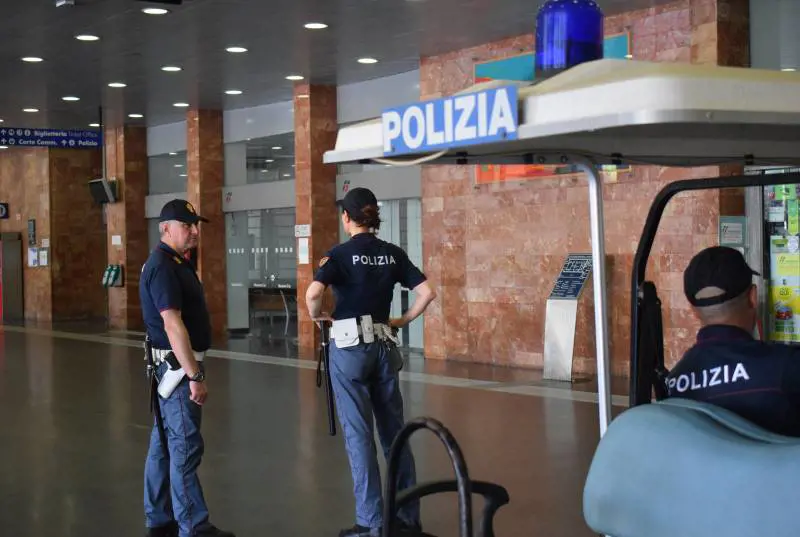 Si scaglia contro la polizia: arrestato extracomunitario