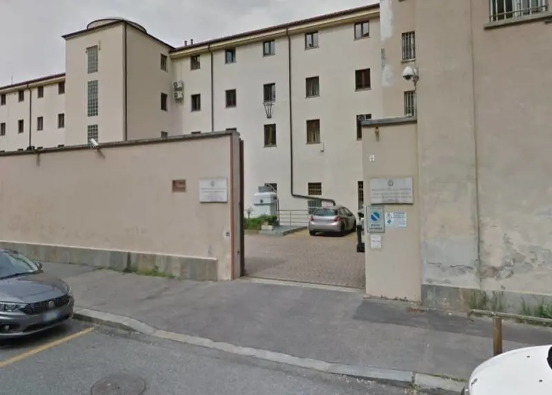 Sesto, genitori non lo fanno uscire: 17enne pugnala padre e fratello