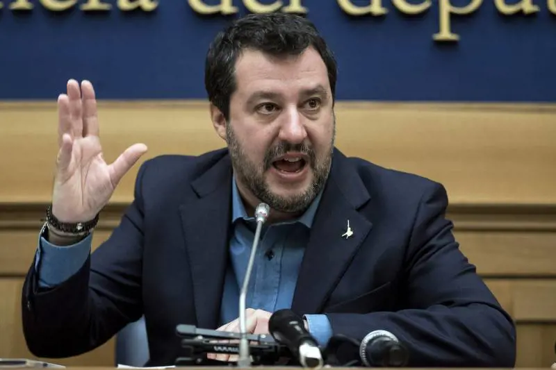 Fuori senza mascherina Salvini finisce nel mirino "Pure io faccio la spesa"