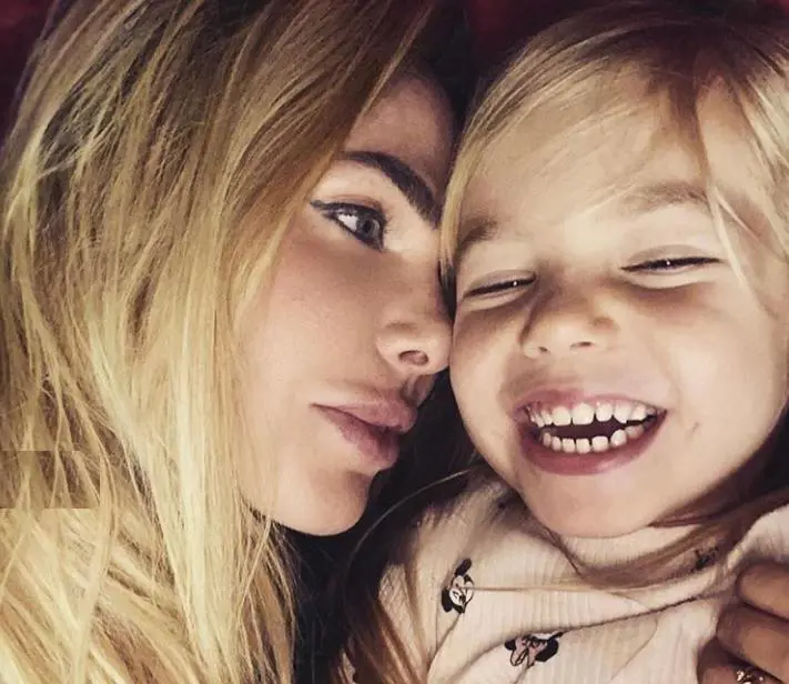 La dedica di Ilary Blasi alla figlia Isabel: "Rimani sempre curiosa della vita"
