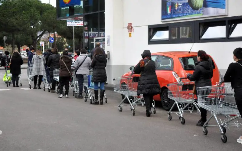 Tutti in fila per fare la spesa