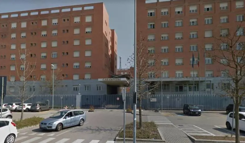 Rissa fra stranieri in strada: intervengono carabinieri, tunisino li aggredisce