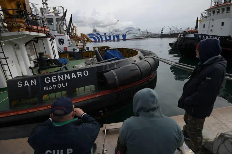 Due migranti sbarcano a Napoli dopo essersi gettati da una nave greca