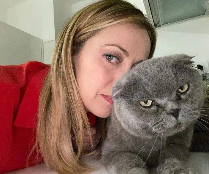 Gli aspetti più privati della Meloni: "Provo indifferenza per mio padre, devo tutto a mia madre"