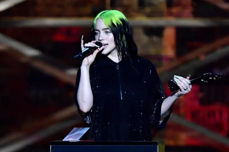 "Alcune persone odiano ciò che indosso". Billie Eilish contro il body shaming