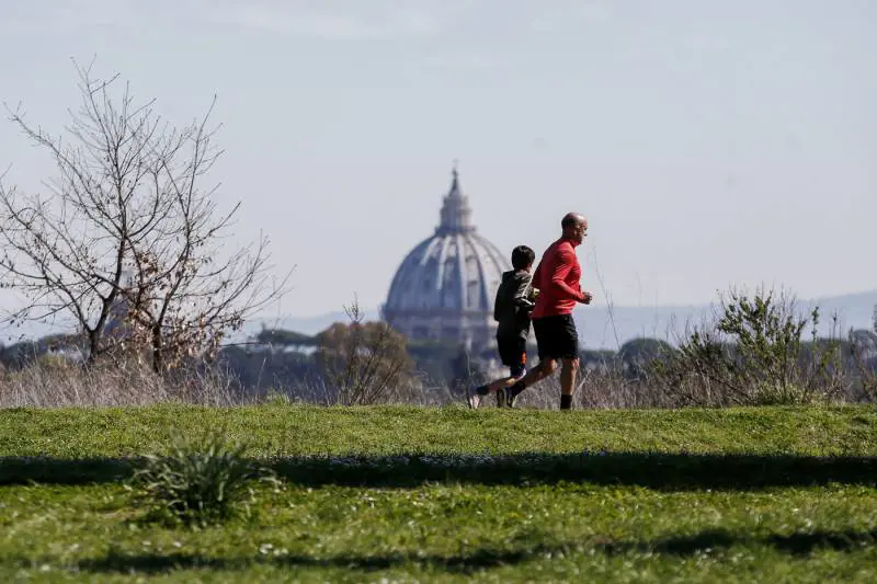 Mascherina obbligatoria per chi fa attività motoria all'aperto