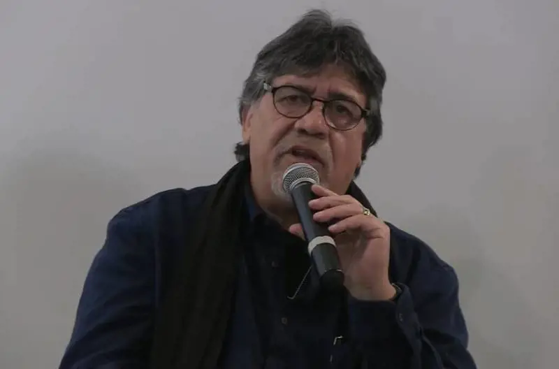 Luis Sepulveda non è in coma. La moglie dello scrittore: "Sta migliorando"