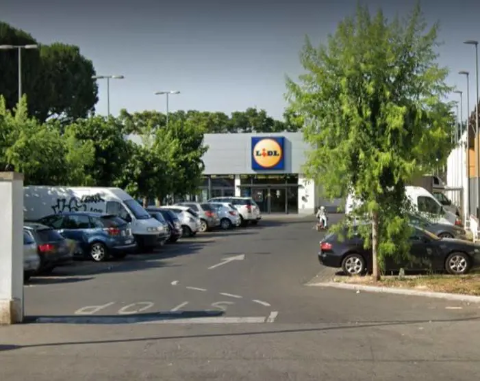 Firenze, magrebino non rispetta fila alla Lidl e aggredisce vigilante