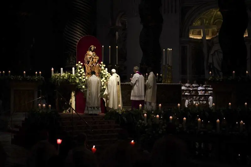 Il Papa affida il mondo alla Madonna