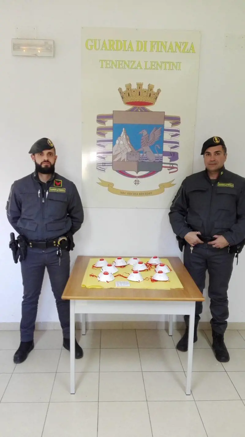 Mascherine a prezzi esorbitanti: denunciato farmacista