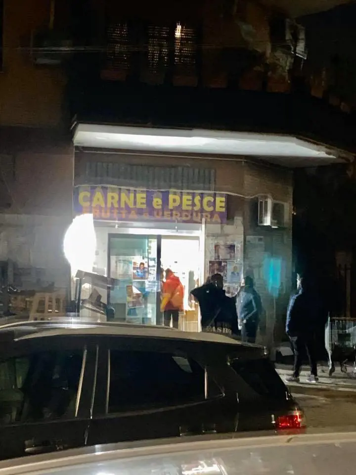 A Roma i bar devono chiudere, ma i minimarket non rispettano le regole