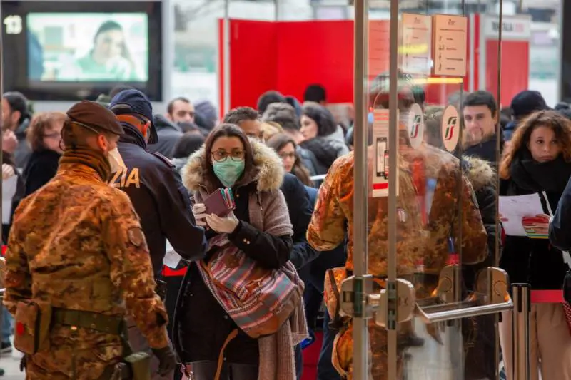 Stazione Centrale di Milano, Polizia ed Esercito fanno controlli sui passeggeri ai varchi per accedere ai treni 